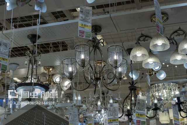 光影藝術 探索商店內的燈具展示與銷售